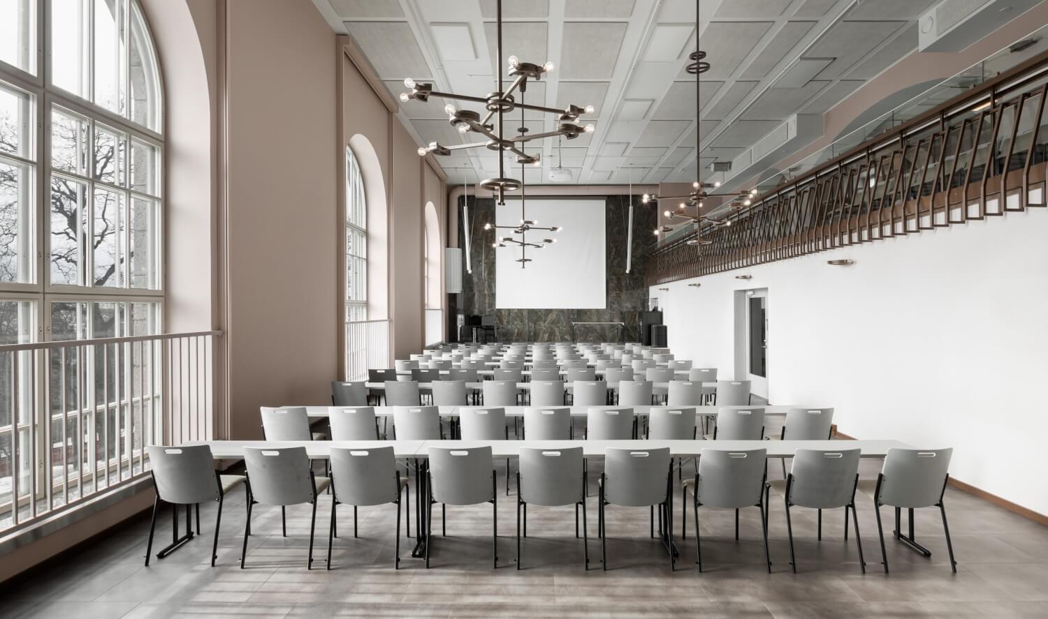 Hotel Kakolan historiallinen sali kivimuureineen